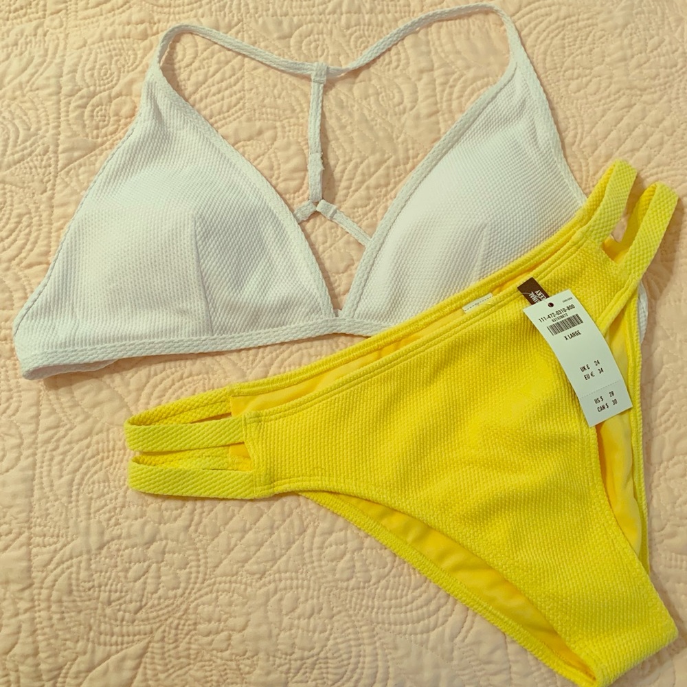 🌟bikini🌟white triangle top w/yellow bottoms.